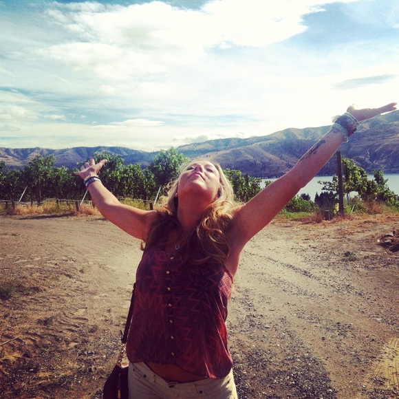 Meet your Posher, Jillian - Picture 2 of 3